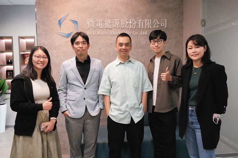 ▲微電能源技術長姜智昂(左二)與副業務長曾昭人(中)表示,在 AWS 的強大助力下,微電能源逐步打造強大綠電數據應用網。(來源:科技新報攝)