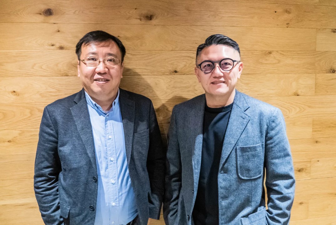 《科技潮什麼》來賓:AWS 大中華區行業解決方案總監蘇卓(左)、開展餐飲集團董事長邱泰翰(右)。圖片來源:AWS 《科技潮什麼》來賓:AWS 大中華區行業解決方案總監蘇卓(左)、開展餐飲集團董事長邱泰翰(右)。圖片來源:AWS