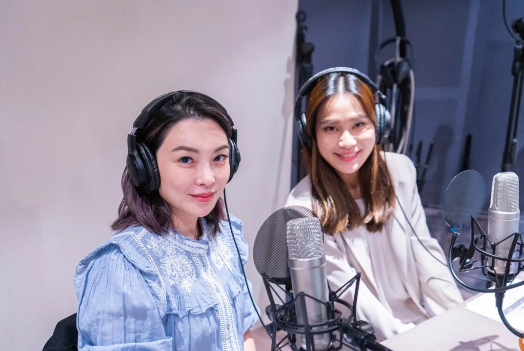 《科技潮什麼》來賓:君綺醫美總經理 郭珮甄(左)、AWS業務開發經理 Nadia(右)。圖片來源:AWS 《科技潮什麼》來賓:君綺醫美總經理 郭珮甄(左)、AWS業務開發經理 Nadia(右)。圖片來源:AWS