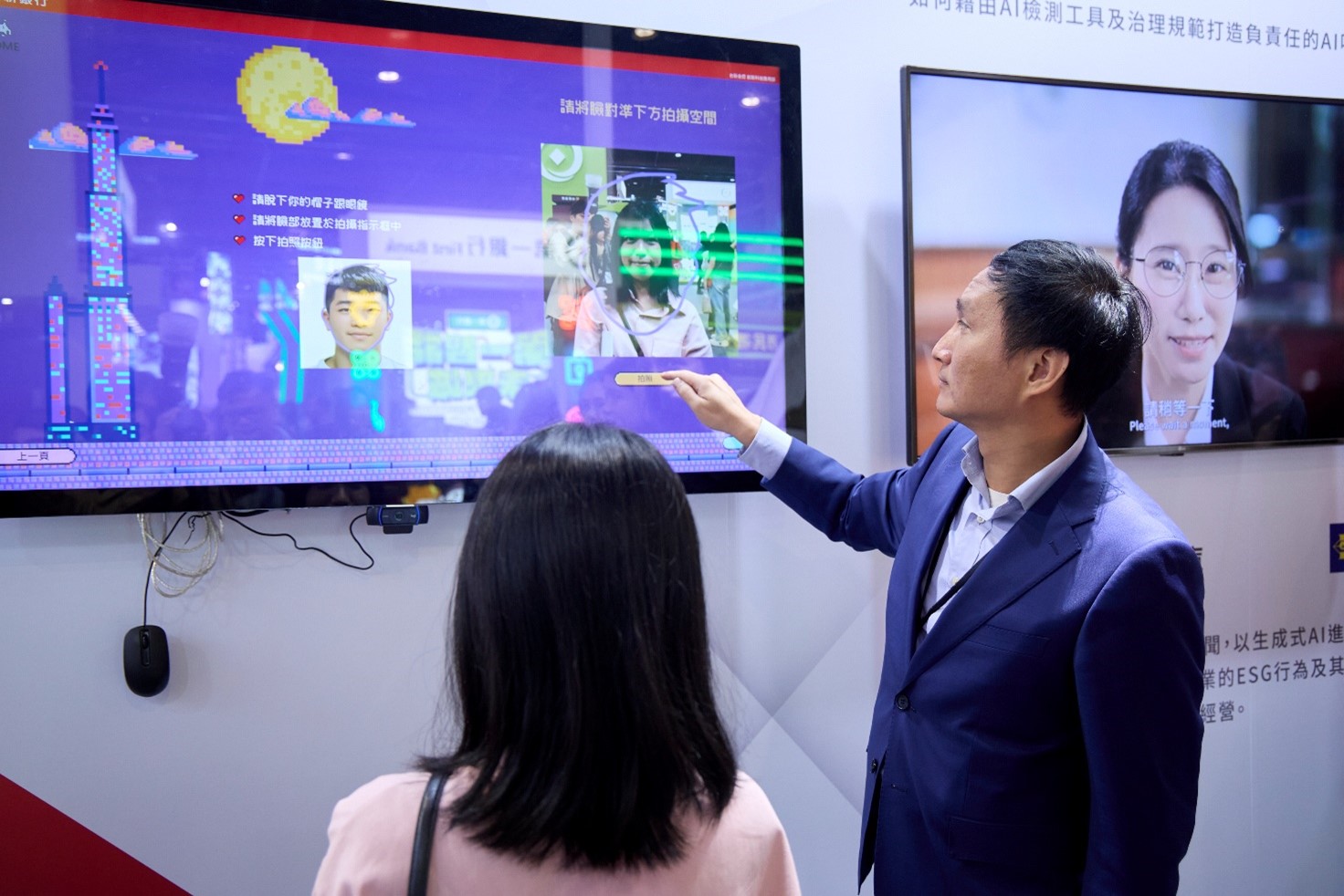(圖說) 台新銀行於FinTech Taipei 2024台北金融科技展中現場展示台新金控導入Amazon Q Developer生成應用的成果。 (圖說) 台新銀行於FinTech Taipei 2024台北金融科技展中現場展示台新金控導入Amazon Q Developer生成應用的成果。